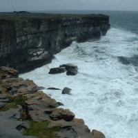 Brandung an den Klippen der Aran Isles