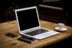 Laptop auf normalem Tisch