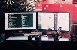 PC-Workstation mit zwei Bildschirmen